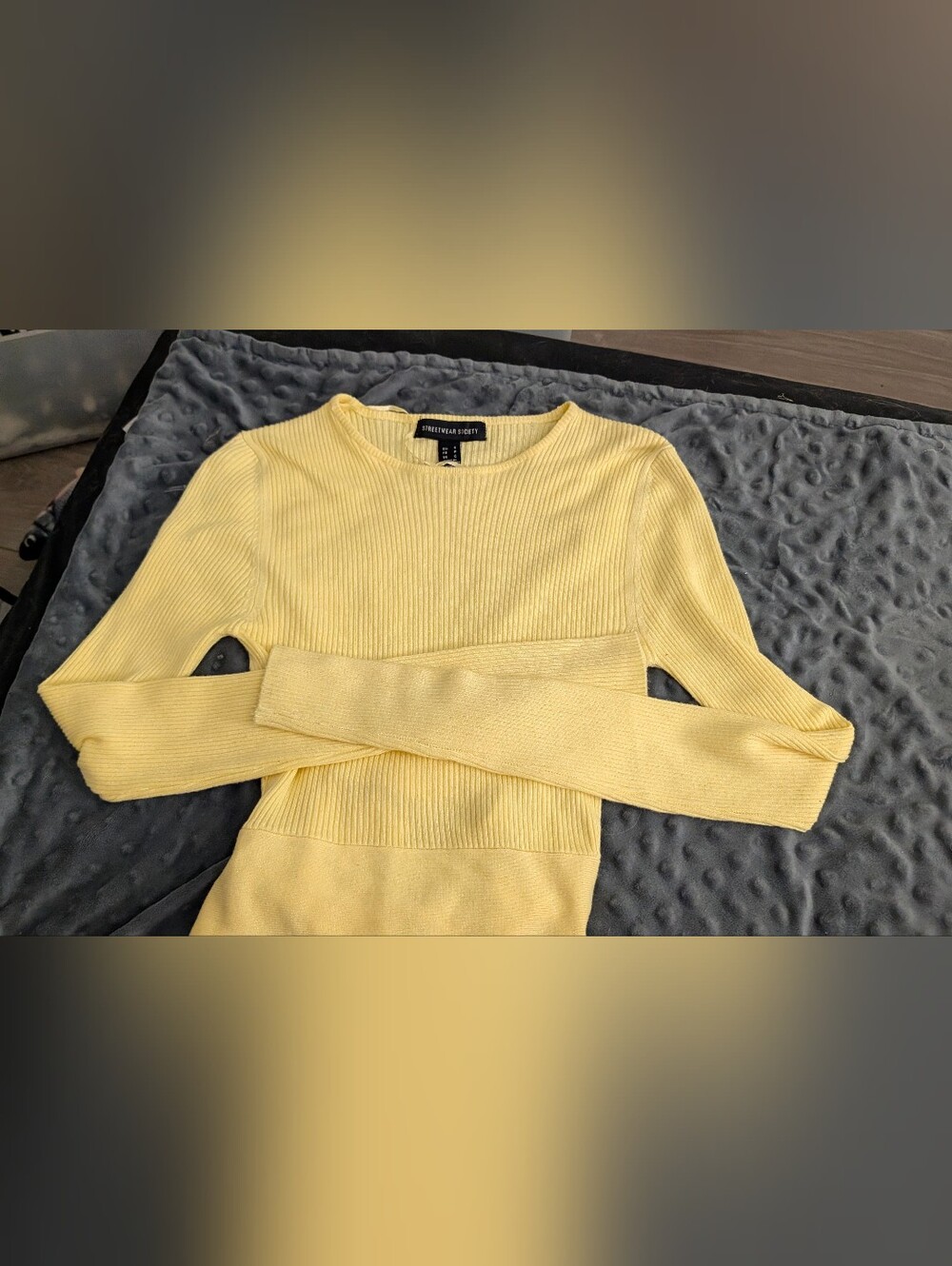 Yellow Long Sleeve Crop Top W/Cut Out Back Size Small Perfect Condition